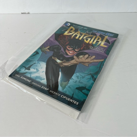 DC Comics Batgirl Volume 1 The Darkest Reflection TPB Sleeved Simone Syaf - Picture 3 of 3
